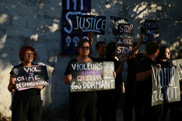 Des militantes féministes manifestent devant le tribunal d'Avignon en soutien à Gisèle Pélicot le 2 septembre 2024.