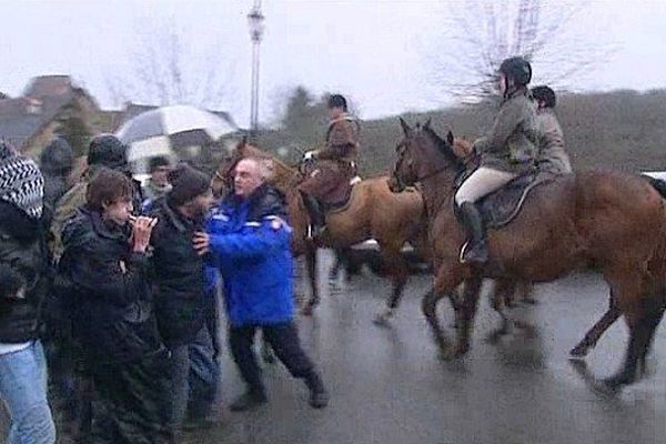 Manifestation contre une chasse à Cour à Glenic