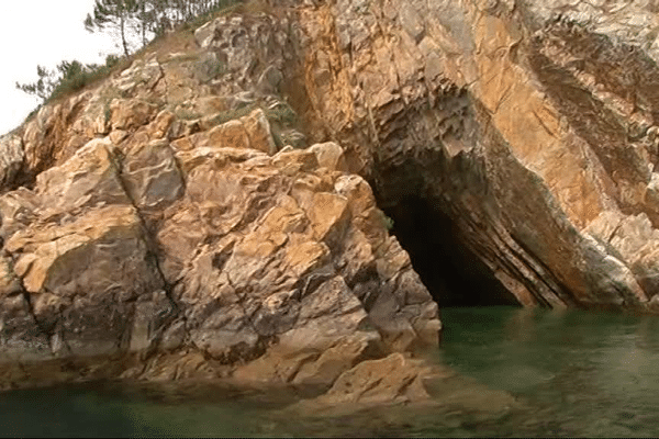 Les grottes et les falaises de Morgat ne sont pas accessibles à pied