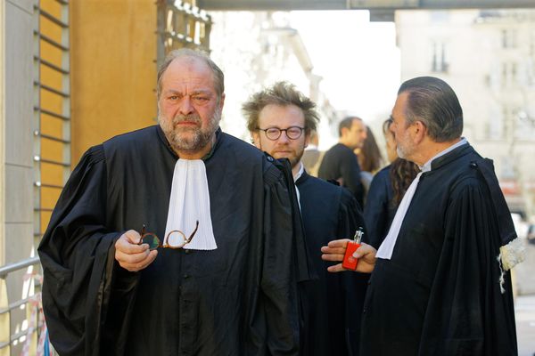 Me Dupont Moretti et Me Vey, les avocats des pilotes avec Me Berton, conseil de Bouchareb, devant la cour d'assises spéciale.