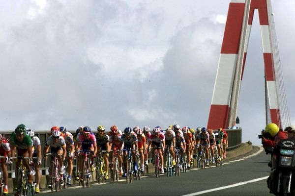 Le peloton du Tour 1999 sur le pont de Saint-Nazaire