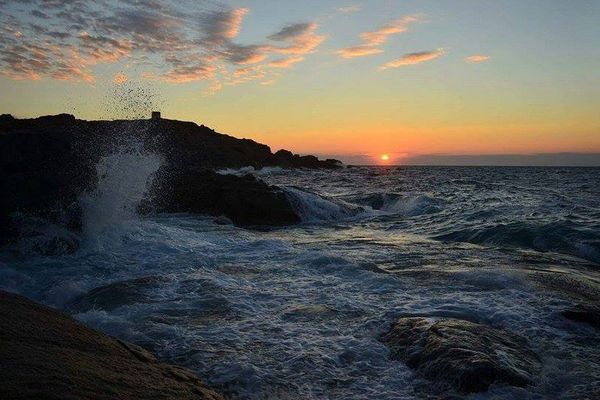 La tour génoise de Sant'Ambroggio, en Haute-Corse, lundi soir.