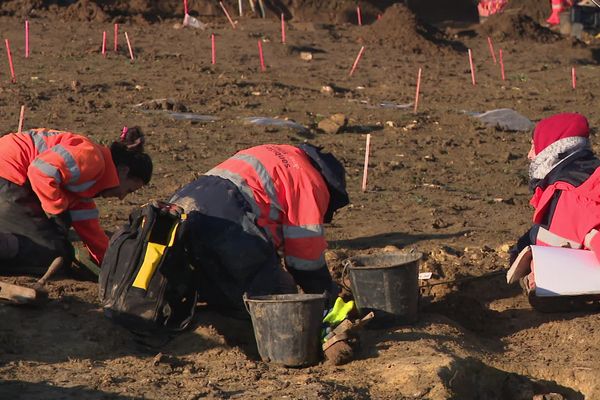 Les archéologues en pleines fouilles dans le cimetière médiéval de Bourg-Charente