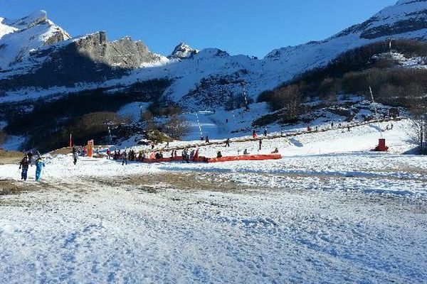 Quelques skieurs à Gourette malgré le manque de neige ce dimanche 18 décembre 2016.