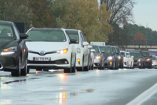 Une centaine de chauffeurs VTC en opération escargot sur les boulevards de Bordeaux.