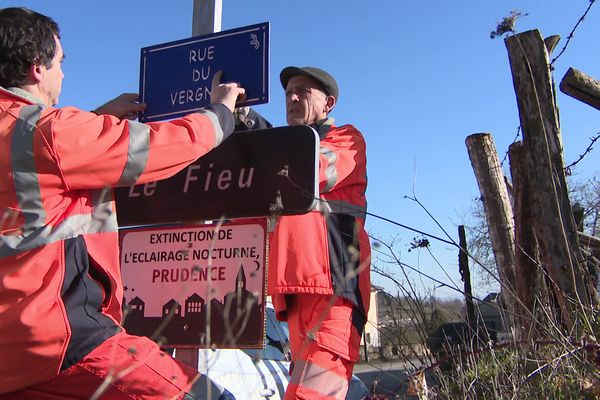 Les communes de plus de 2 000 habitants ont jusqu’au 1er janvier 2024 pour transmettre leur
Base Adresse Locale, fichier contenant tous les noms de voies et numéros de locaux de la
commune, pour la première fois. Les communes de moins de 2 000 habitants disposent d’un délai supplémentaire de six mois.