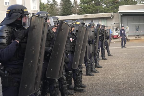 La CRS 83 basée à Chassieu est formée aux situations de maintien de l'ordre de haute intensité.