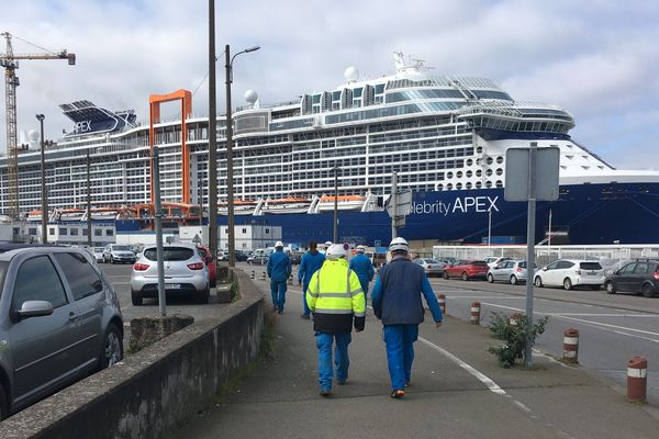 Reprise du travail aux Chantiers de l'Atlantique sur fond de paquebot achevé et néanmoins maintenu à quai