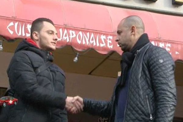 Mabrouk avec un des jeunes qu'il aide à sortir de la galère