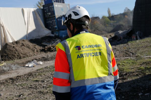 Illustration. Ce jeudi 12 décembre, l'entreprise Cardem doit procéder à la démolition de l'ancienne usine à chaux de la carrière Calypso.