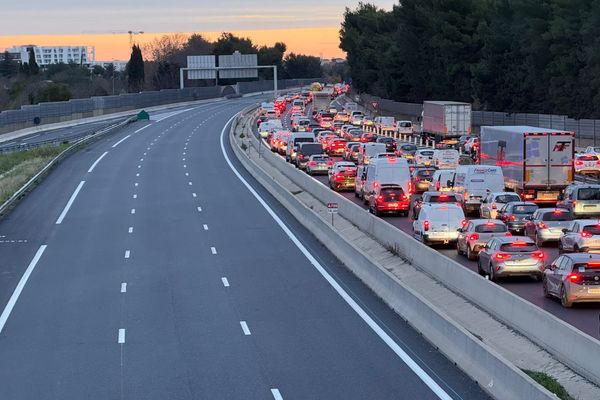 Gros bouchons aux entrées de Montpellier, ce mardi 10 décembre, à cause d'un mouvement de chauffeurs de VTC: l'A 709 est bloquée dans les deux sens.