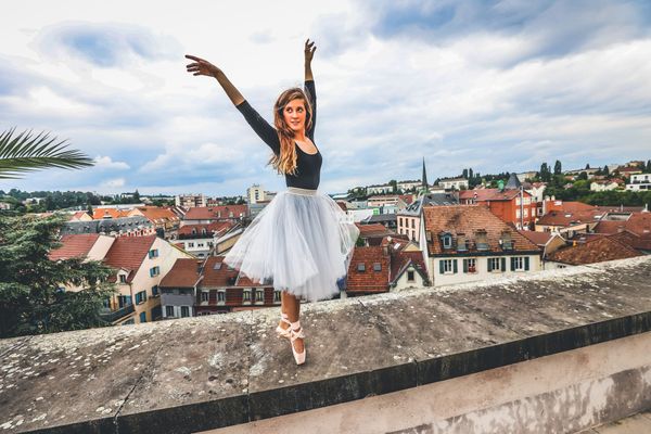 Le pays de Montbéliard labellisé capitale de la culture 2024 en France. En image, Jeanne Morel, danseuse originaire de Montbéliard sur les remparts du château.