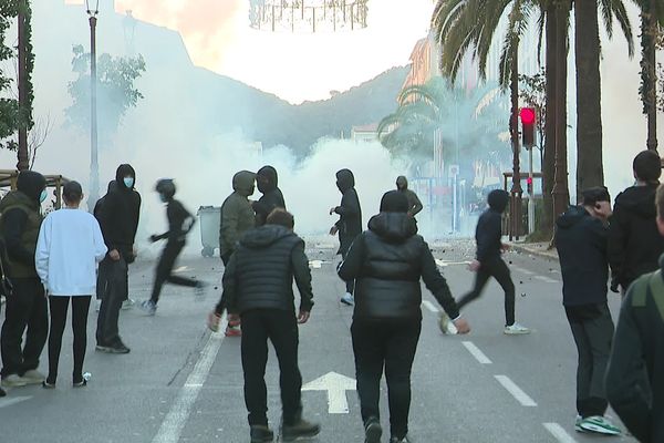 Des heurts ont éclaté entre des lycéens et des forces de l'ordre, lundi 2 décembre à Ajaccio, lors d'une manifestation pour dénoncer l'interdiction de l'usage de la langue corse à l'assemblée régionale.