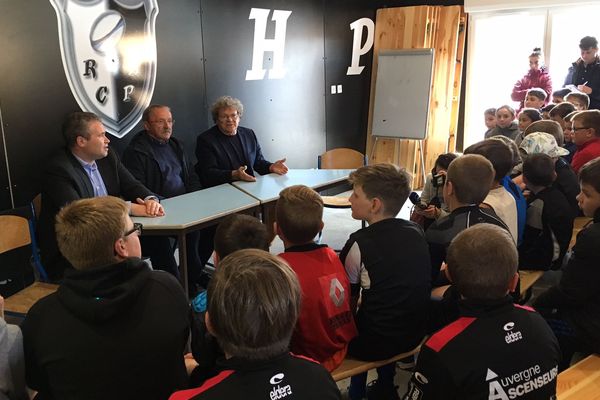 Photo de gauche à droite : Julien Melin président d'honneur rugby club des Hauts plateaux à Tence, Jacques Brunel sélectionneur 15 de France et Jo Maso ambassadeur de la Coupe du Monde de rugby 2023.