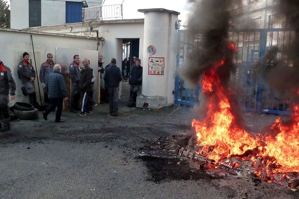 Des salariés mobilisés contre la fermeture de l'usine Luxfer à Gerzat (Puy-de-Dôme) le 3 décembre dernier