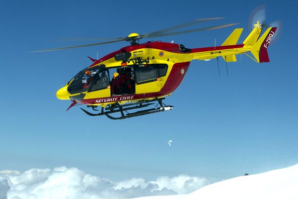 L'hélicoptère de la Sécurité civile Dragon 74 lors d'un exercice dans le massif du Mont-Blanc. (Illustration)