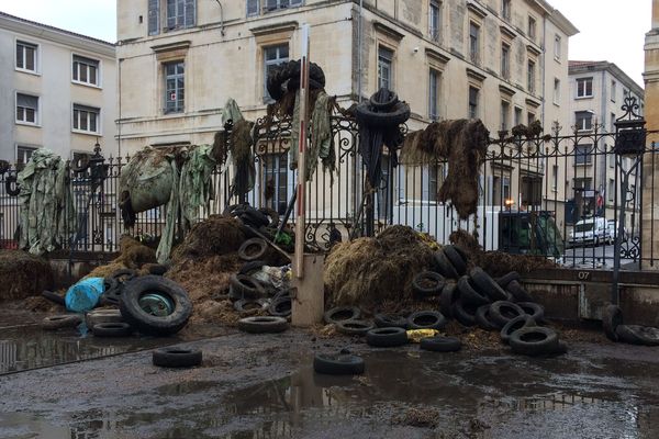 La cour de la préfecture des Deux-Sèvres après l'opération des agriculteurs contre la nouvelle carte des zones défavorisées, en février 2018.