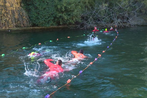 Les sapeurs-pompiers du Gard se sont jetés à l'eau pour protester contre l'accès désormais payant à la piscine municipale de Nîmes