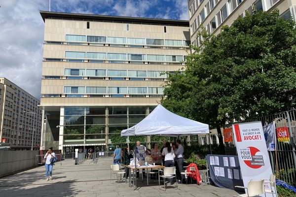 Magistrats, avocats et greffiers ont accueilli le public sur le parvis du tribunal judiciaire de Lyon ce 28 juin 2021. Une journée portes ouvertes était organisée par huit syndicats des acteurs de la Justice, qui dénoncent ainsi une forme d'injustice.