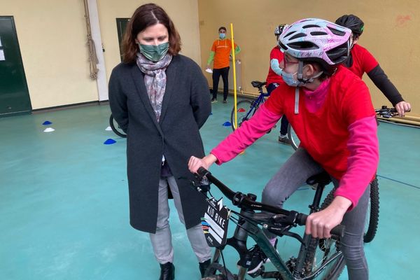 La ministre déléguée en charge des sports, Roxana Maracineanu, en visite à Guéret. Ici, à l’Institut médico-éducatif (IME) de l’APAJH de Grancher.