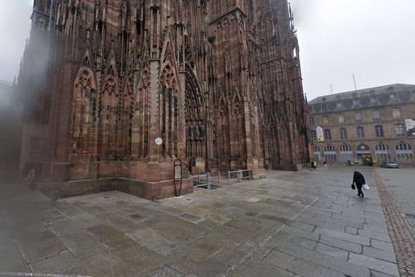 La tentative de suicide par le feu s'est produite sur le parvis de la cathédrale de Strasbourg.