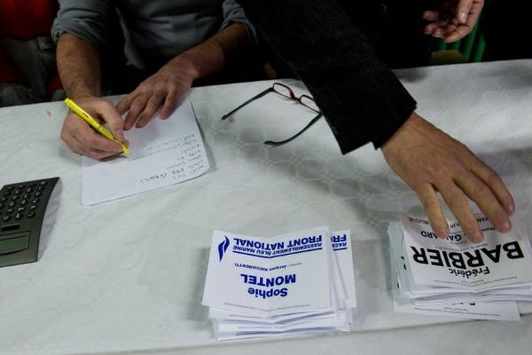 Scène de vote dans la 4e circonscription du Doubs . Le  candidat du PS, Frédéric Barbier, l'a emporté avec seulement  863 voix d'avance 