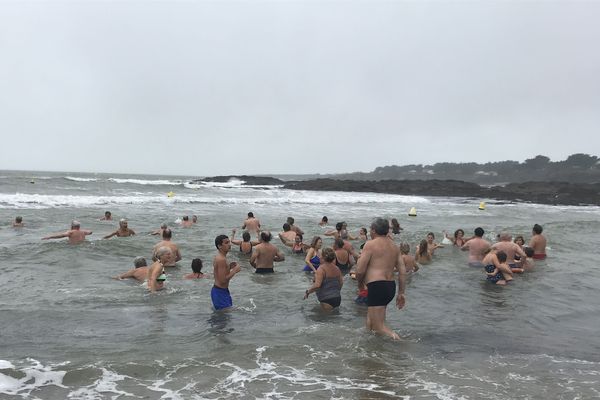 De courageux baigneurs le jour de la Toussaint à Préfailles en sud Loire