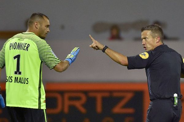 Laurent pionnier gardien des buts de Montpellier face à l'arbitre Jérôme Miguelgorry octobre 2016