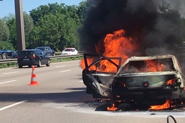 Il ne reste rien du véhicule embrasé. Les flammes ne se sont pas propagées.