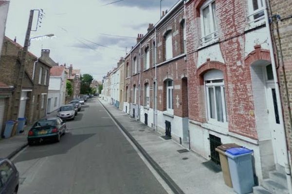 C'est dans cette maison de la rue Marceau (briques rouges à droite sur l'image) que la bagarre a éclaté 