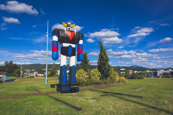 La statue géante de Goldorak érigée sur un rond-point, à Thiers, dans le Puy-de-Dôme.