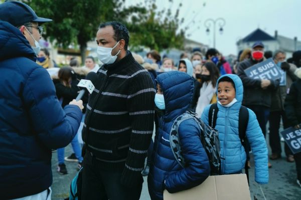 Wondwosen Getu et ses deux enfants, lors de la mobilisation vendredi 3 décembre 2021 à Saint-Genis-de-Saintonge contre leur expulsion.