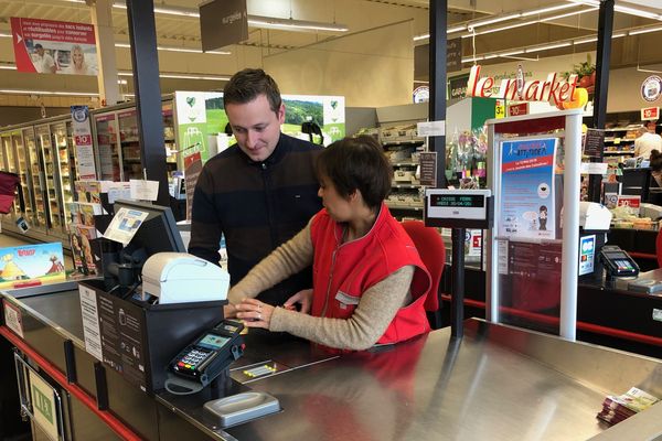 Dans le cadre de la journée nationale des caissières le 13 mai, un supermarché de Tence (Haute-Loire) organise un jeu concours. Celle qui obtiendra le plus de « Like » sur Facebook pourra remplacer le directeur du magasin, qui travaillera une journée en caisse.