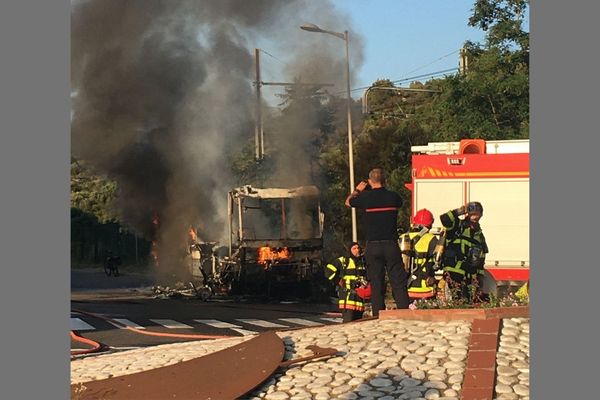 Le minibus enflammé près du rond-point de la gare de Banyuls, ce 13 juin 2021.