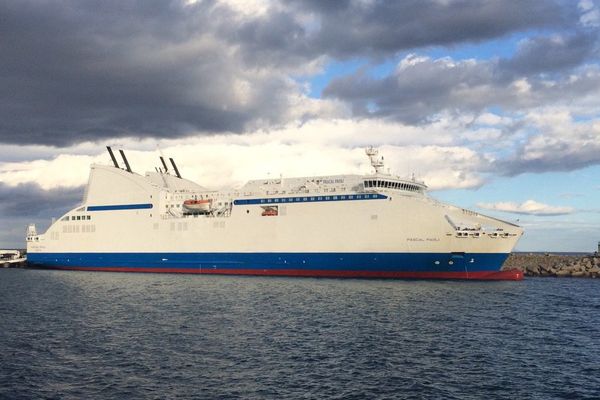 ILLUSTRATION - Coque désormais blanche, le Pascal Paoli, navire amiral de l'ex-SNCM, à quai dans le port de commerce de Bastia en février 2016.  