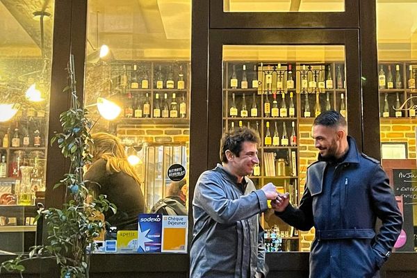 Ahmed Abbaci, créateur de Famine 0%, avec le chef Stéphane Pitré du bistrot Le Cellier à Paris.