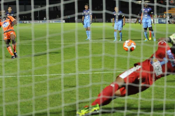 Le penalty raté de Diallo, lors de la rencontre Stade Lavallois - Le havre, le 18 octobre 2013