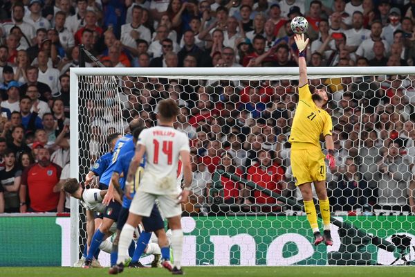 Gianluigi Donnarumma réalisant un arrêt durant l'Euro 