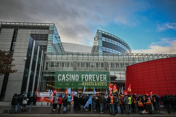 Devant le siège stéphanois, des employés de Casino participent à une manifestation pour protester contre le démantèlement de leur entreprise le 17 décembre 2023.