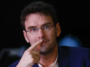 Nicolas Mayer-Rossignol défend aujourd'hui la candidature d'Olivier Faure, l'actuel secrétaire du Parti Socialiste. Malgré leurs différends dans le passé (les deux hommes étaient opposés dans une élection interne pour la tête du parti), ils font aujourd'hui front commun pour placer un Premier ministre de gauche.