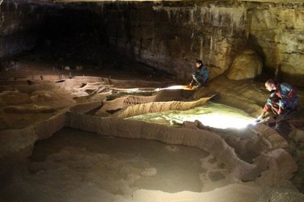 De nombreuses cavités et un terrain glissant caractérisent l'aven de Malaval