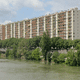 Le feu s'est déclaré dans un appartement du 3e étage de cette immeuble situé en bord de Garonne à Toulouse (Haute-Garonne).