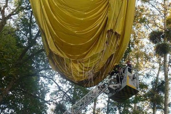 La montgolfière est restée coincée dans un arbre à Quessoy (22)