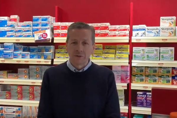 Bruno Belin, président du département de la Vienne, depuis sa pharmacie de Monts-sur-Guesnes (Vienne)