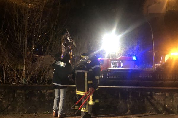 Le conducteur de la nacelle a été grièvement blessé. Il a été transporté en urgence absolue au CHU de Limoges.