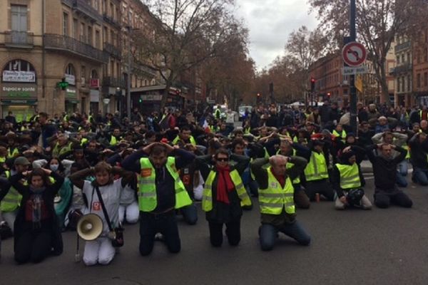 Place Jeanne-d'Arc, les manifestants se sont mis à genoux en solidarité avec les lycéens de Mantes-la-Jolie. 