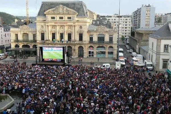 La place De Gaulle noire de monde ce dimanche soir pour la finale de l'Euro