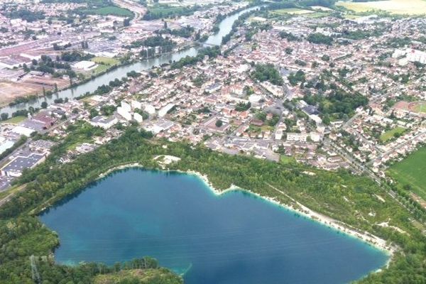 Vue aérienne sur le lac des Ciments à Beaumont sur Oise (Val-d'Oise)