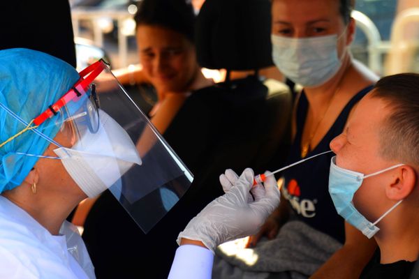 Un prélèvement pour un test au covid 19 effectué dans un "drive" installé dans la cour de l'hôpital de Laval en Mayenne