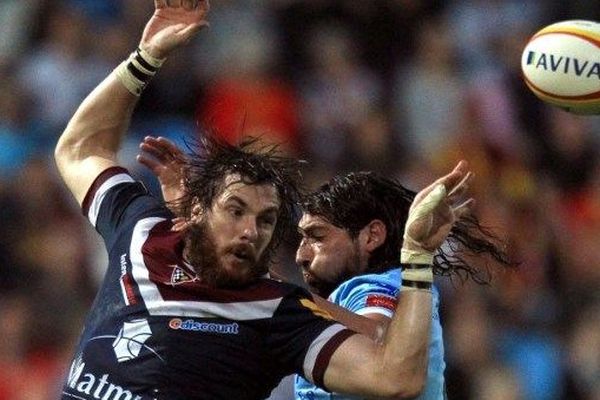 Le bordelais Jandre Marais ( à gauche) à l'assaut du ballon oval lors du match contre Perpignan